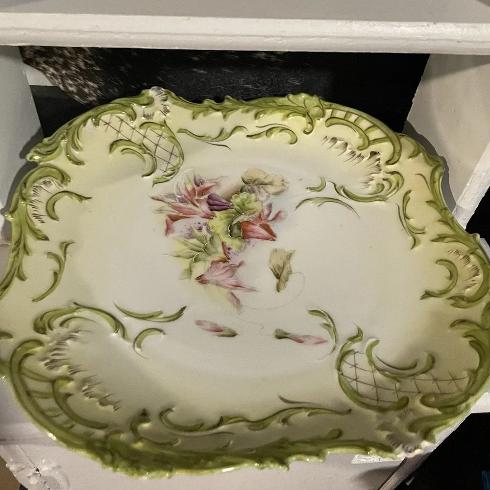 ANTIQUE VINTAGE SQUARE SCALLOPED GREEN &‎ RAISED  GOLD FLORAL DRESSER PLATE 10
